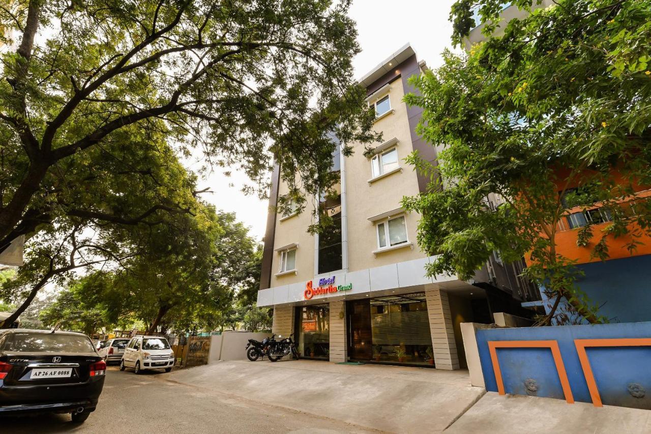 Hotel Super Capital O Siddartha Grand Vijayawāda Exterior foto