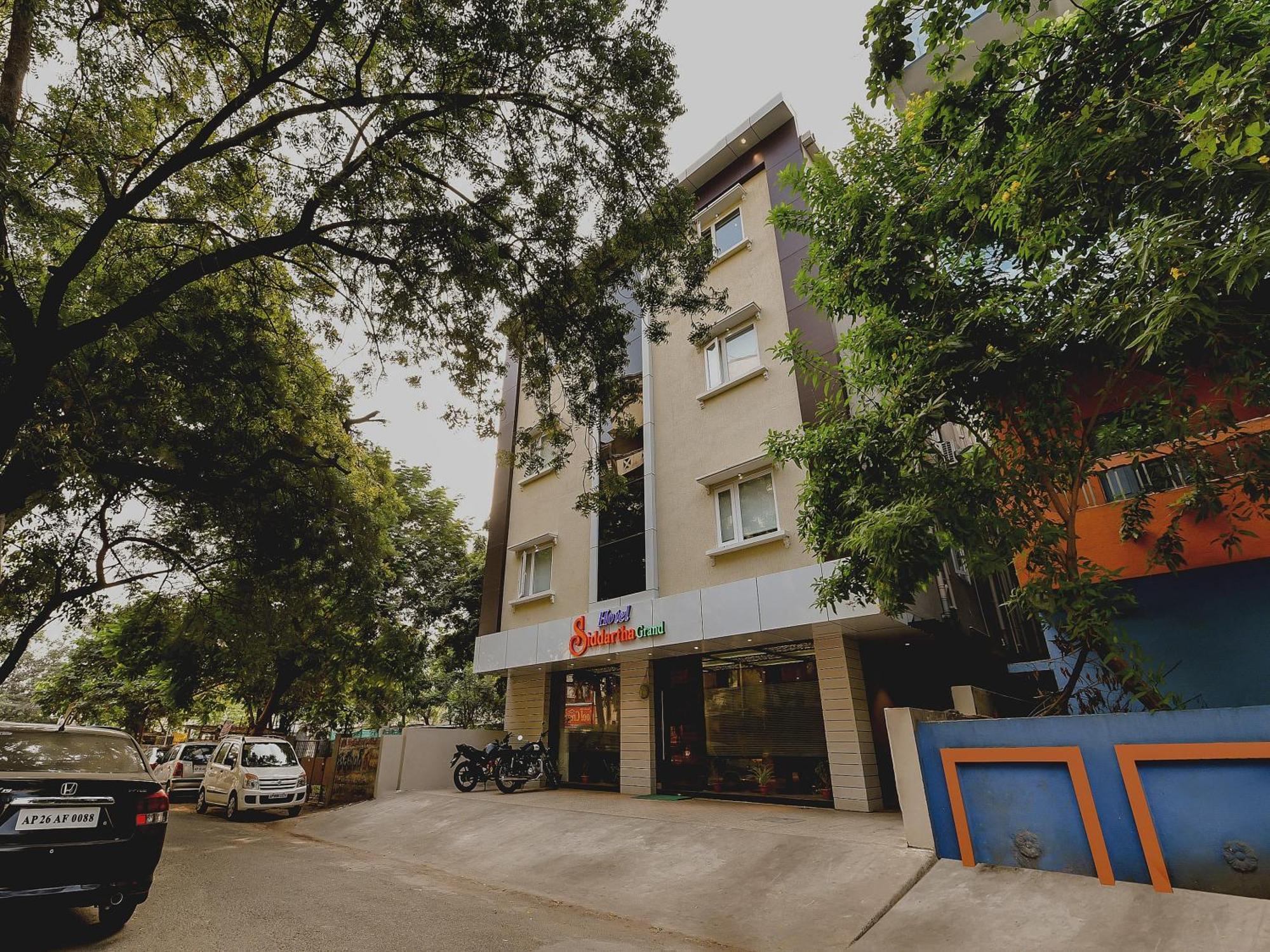Hotel Super Capital O Siddartha Grand Vijayawāda Exterior foto