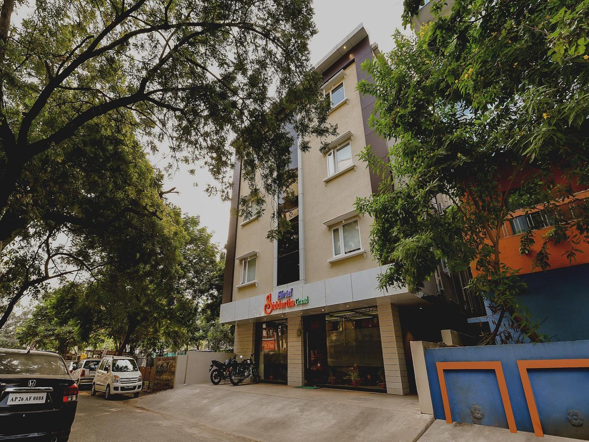 Hotel Super Capital O Siddartha Grand Vijayawāda Exterior foto